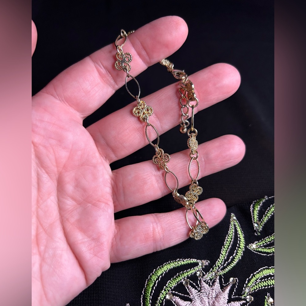 VTG Gold Tone Metal linked bracelet with light wear. Unbranded. - Picture 4 of 6